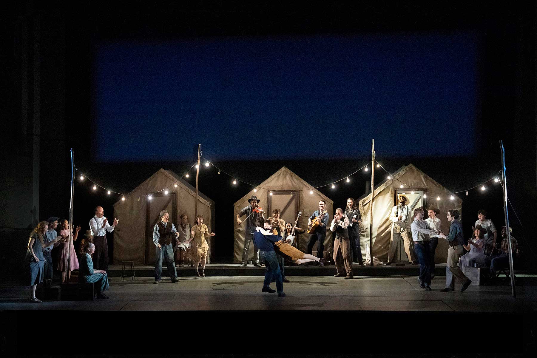 The Grapes of Wrath cast at the National Theatre (c) Richard Hubert Smith